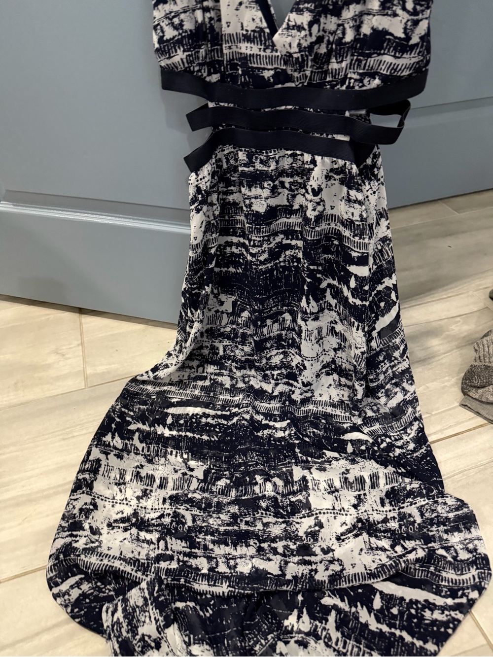 a'gaci Black and White Patterned V-Neck Maxi Dress